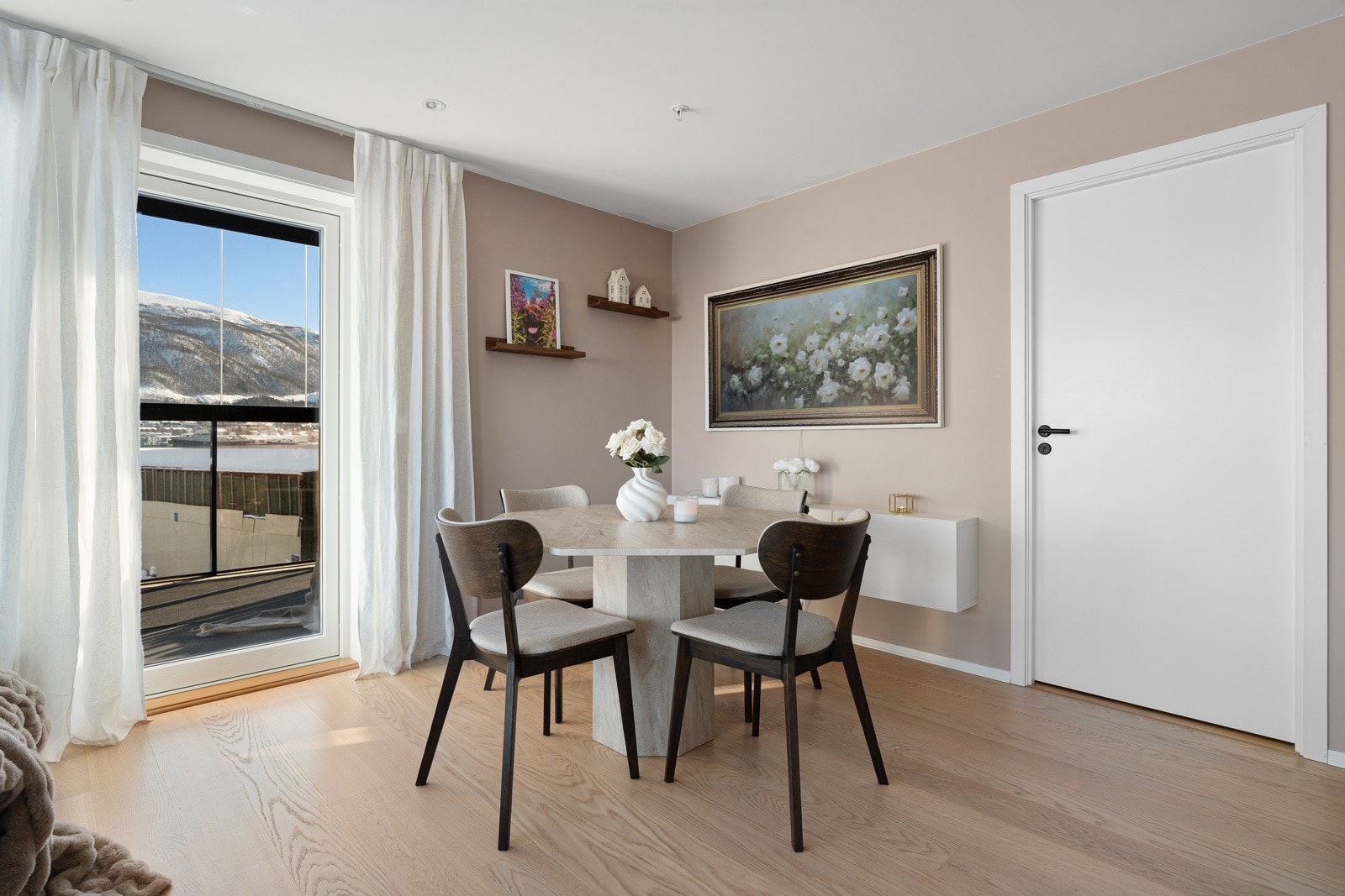 Stuen har naturlige soner for bl.a. spisebordet. Galleribilde