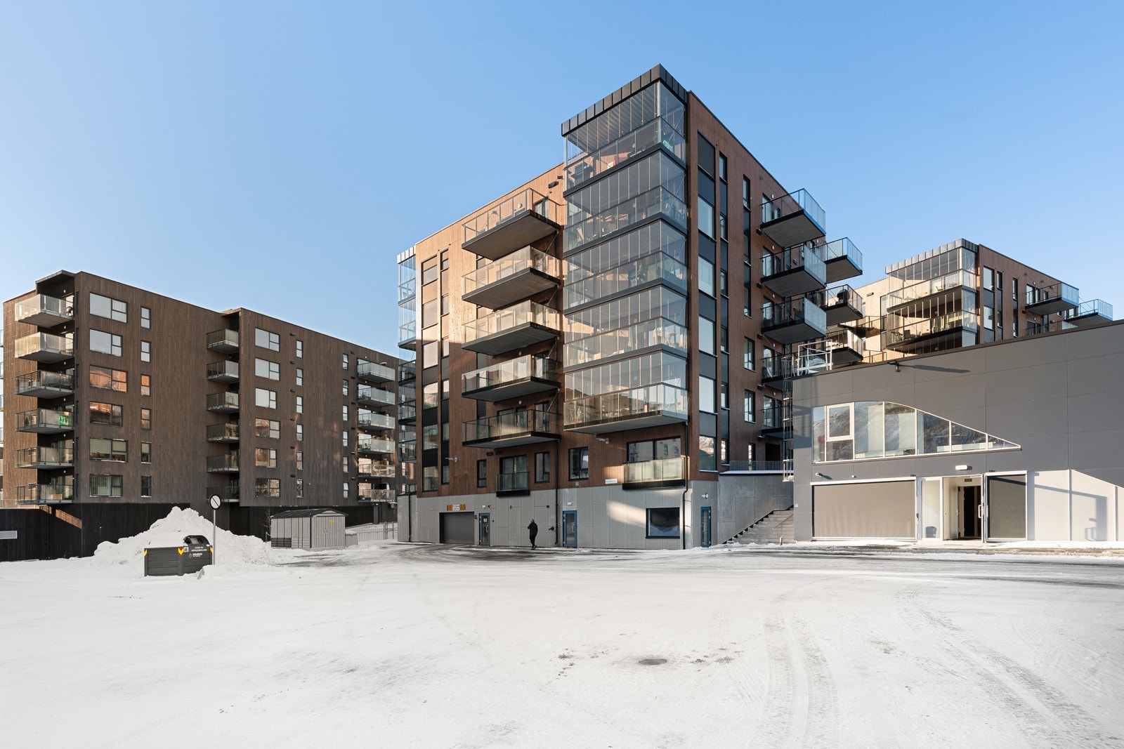 Leiligheten ligger fint til på hjørnet i 2. etasje, skjermet fra innsyn og vendt mot sjøen. Galleribilde