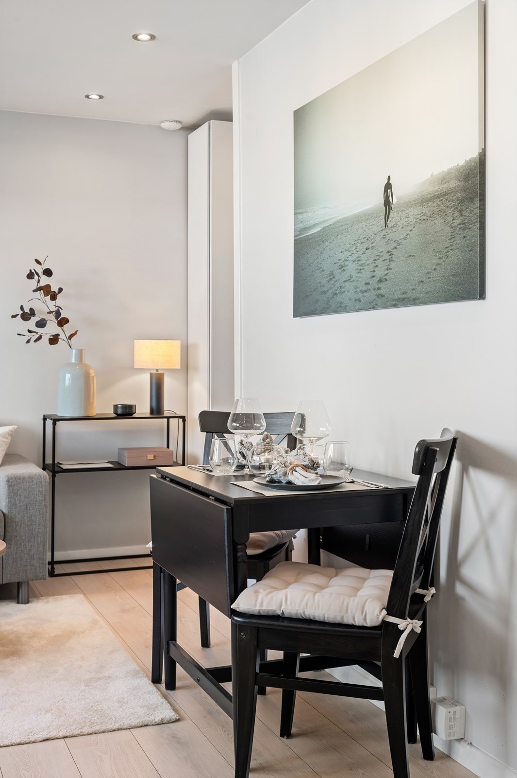 Fin plass til spisebord i stuen. Galleribilde