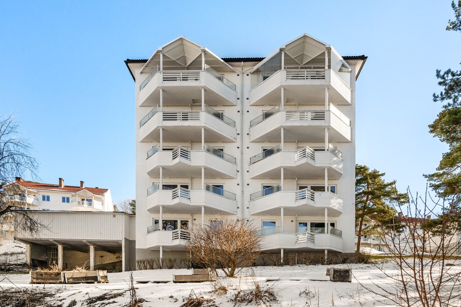 Borettslaget har en pent opparbeidet, felles tomt med gressplen, lekeplasser, grillplass, beplantning og asfalterte gangveier. Galleribilde