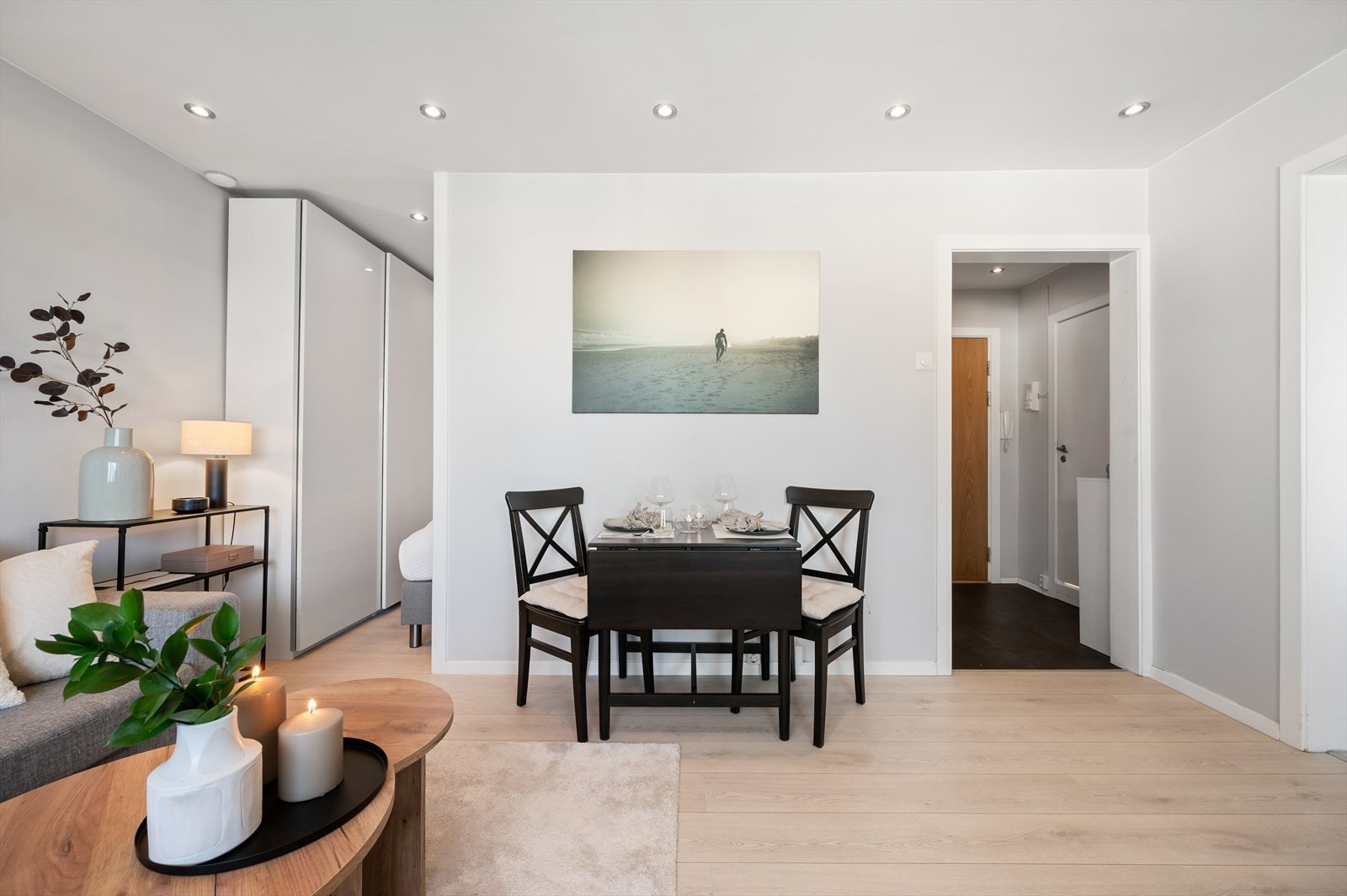 Det er bygget lettvegg i stuen som gjør at det enkelt kan deles inn i soner. Galleribilde