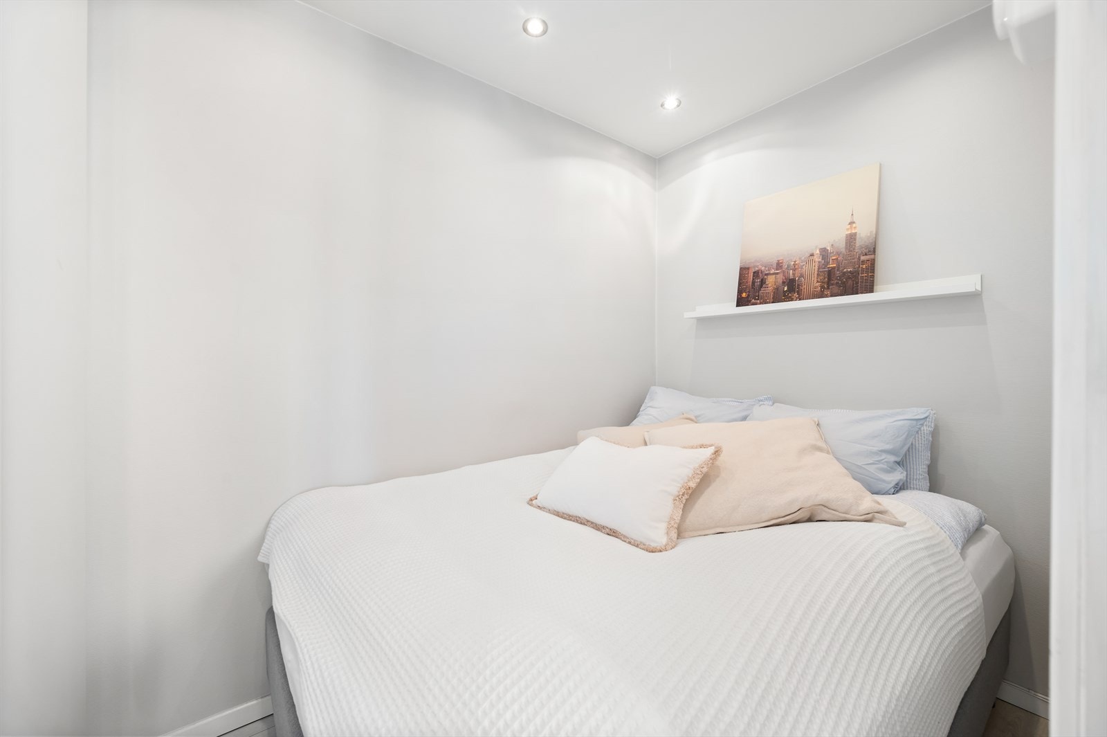 Bak lettveggen er det en praktisk sovealkove med plass til dobbeltseng. Galleribilde