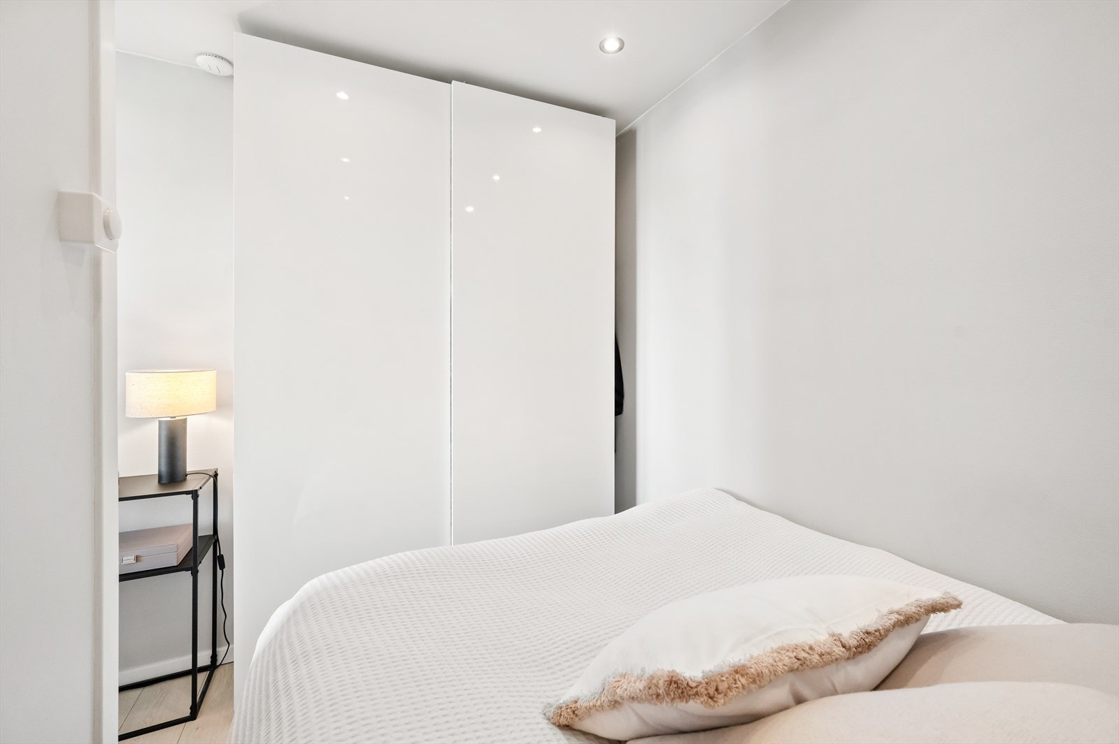 I tillegg finner du en praktisk garderobe som gir rikelig med oppbevaringsplass og holder alkoven ryddig og organisert. Galleribilde