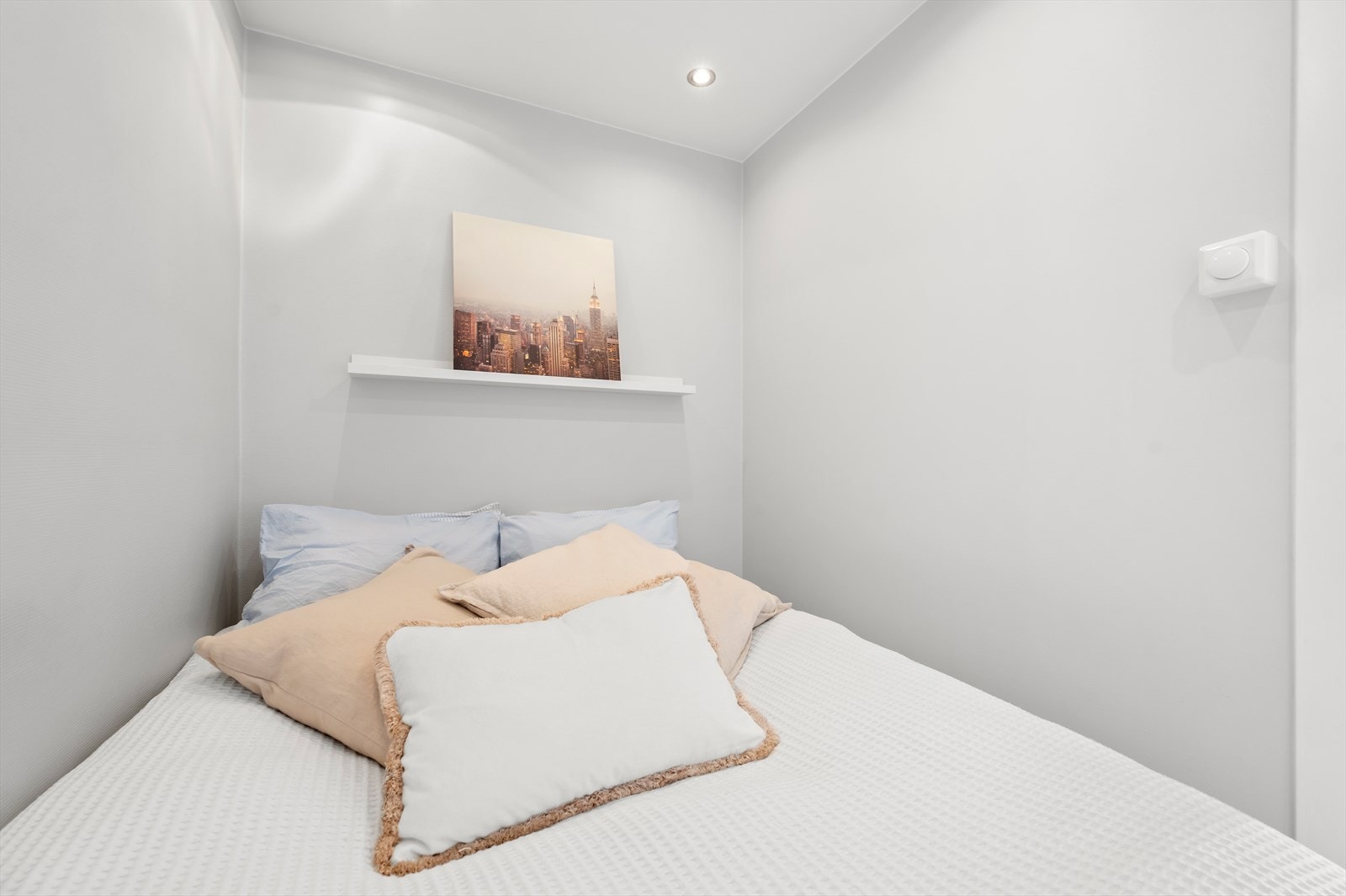 Sovealkoven er utstyrt med down-lights i taket, noe som skaper en mer avslappet og behagelig atmosfære. Dette er det ideelle stedet for å trekke seg tilbake etter en lang dag. Galleribilde