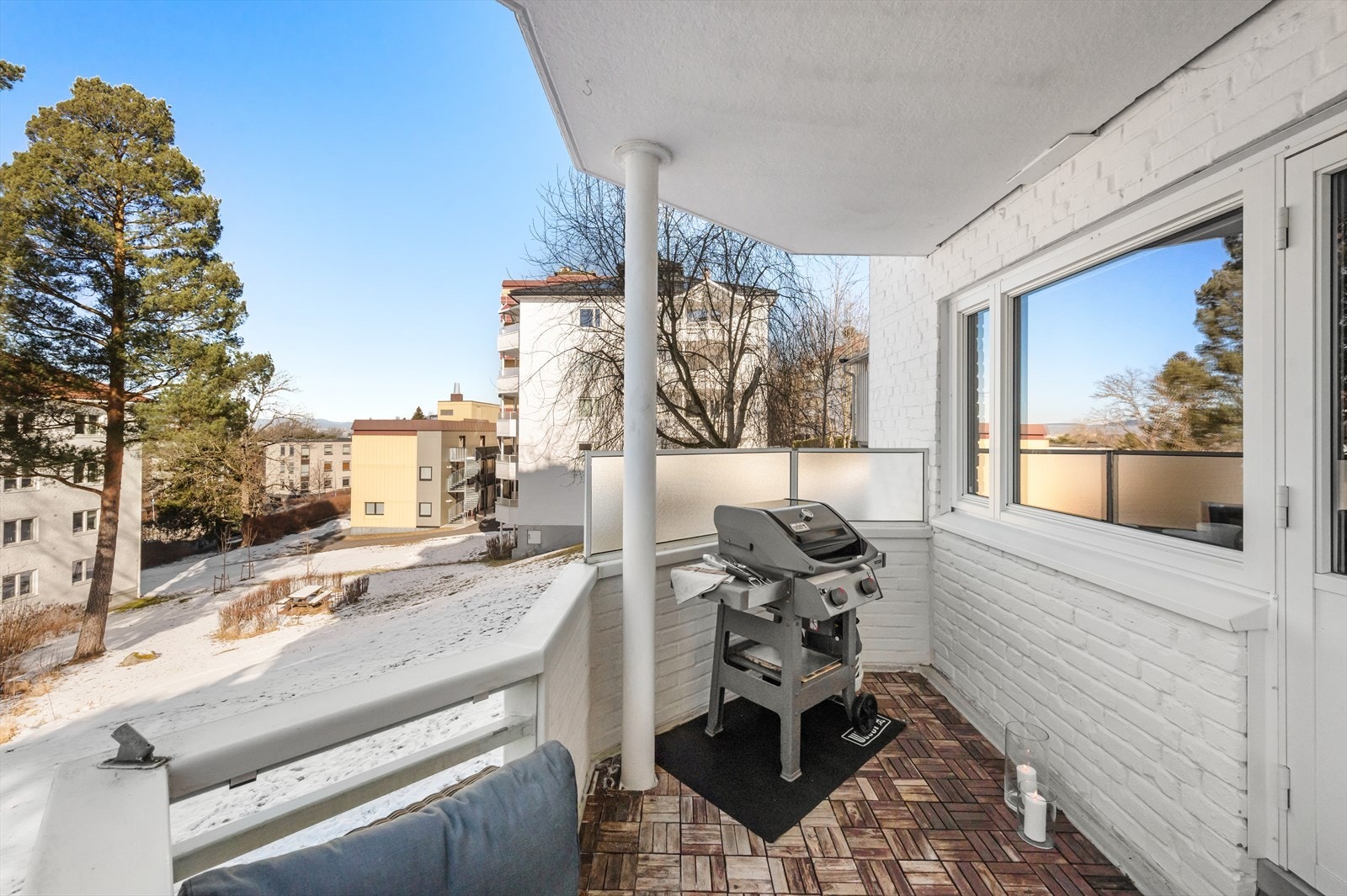 Balkongen fungerer som en forlengelse av stuen på sommerhalvåret - et perfekt samlingsted for hygge og grilling (elektrisk/gassgrill). Galleribilde