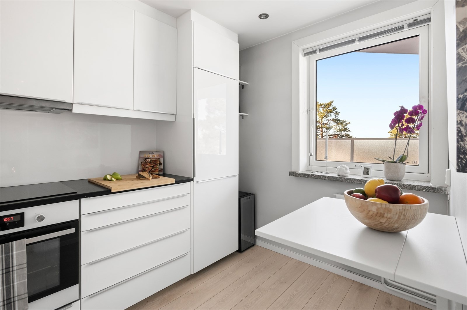 Fin plass til frokostbord ved vinduet. Galleribilde