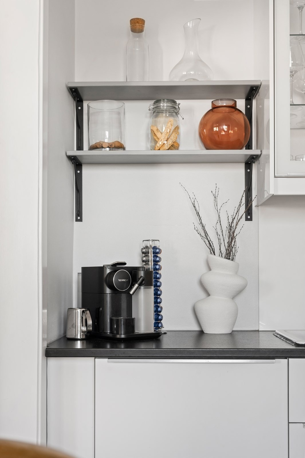 Integrert platetopp (2025), komfyr, oppvaskmaskin (2024) og kjøl-frys. Galleribilde