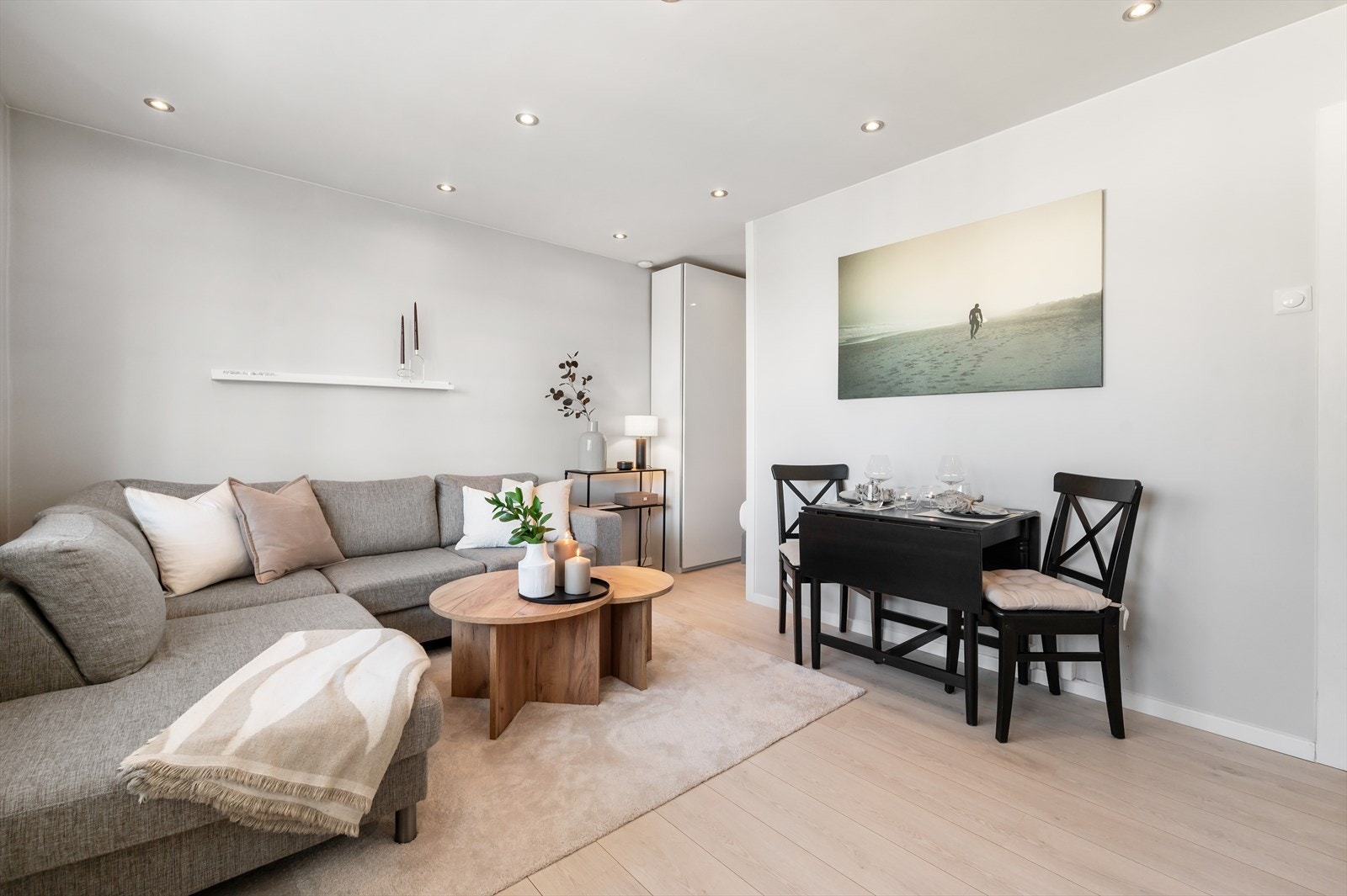 Innbydende stue som enkelt kan deles inn i soner. Galleribilde