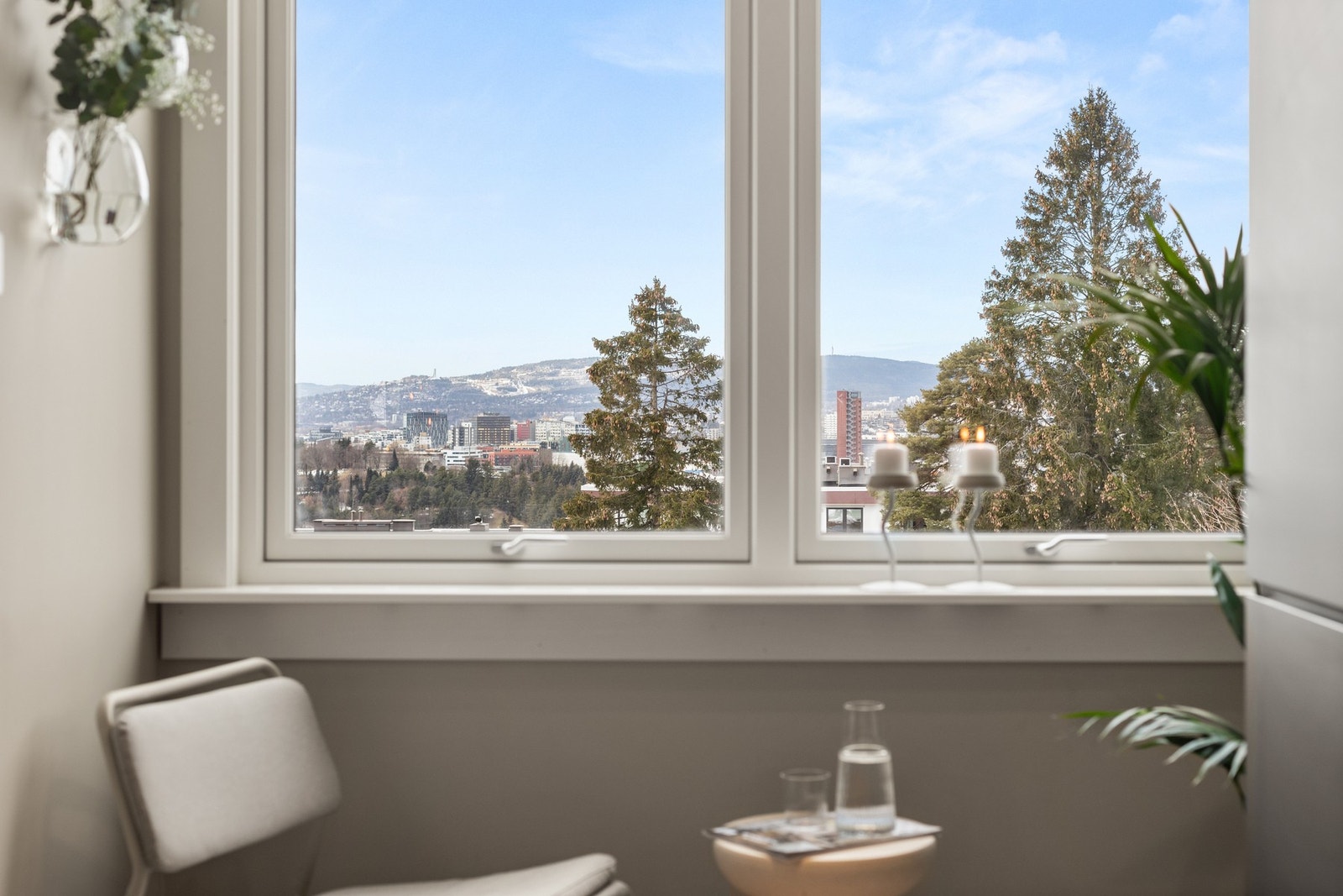 Ved vinduet har du koselig plass for lite spisebord hvor du kan hvile øynene på utsikten over dalen Galleribilde