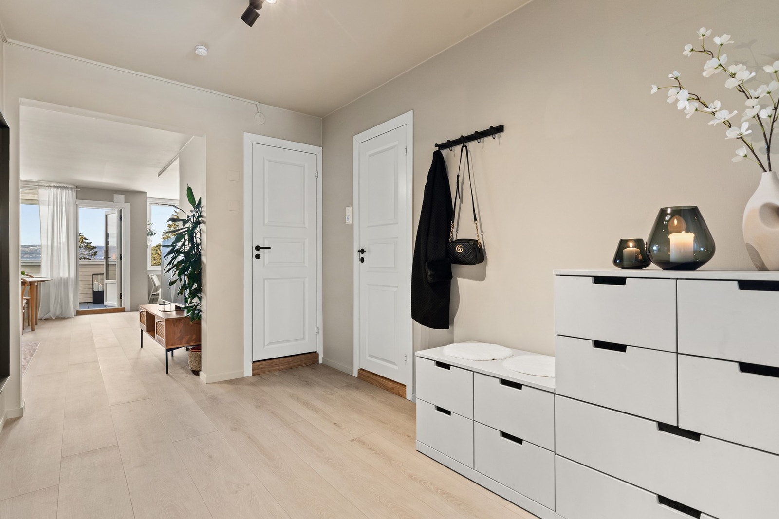 Entreen har god plass til garderobe hvor du kan sette inn garderobeskap eller annet møblement etter eget ønske. Galleribilde