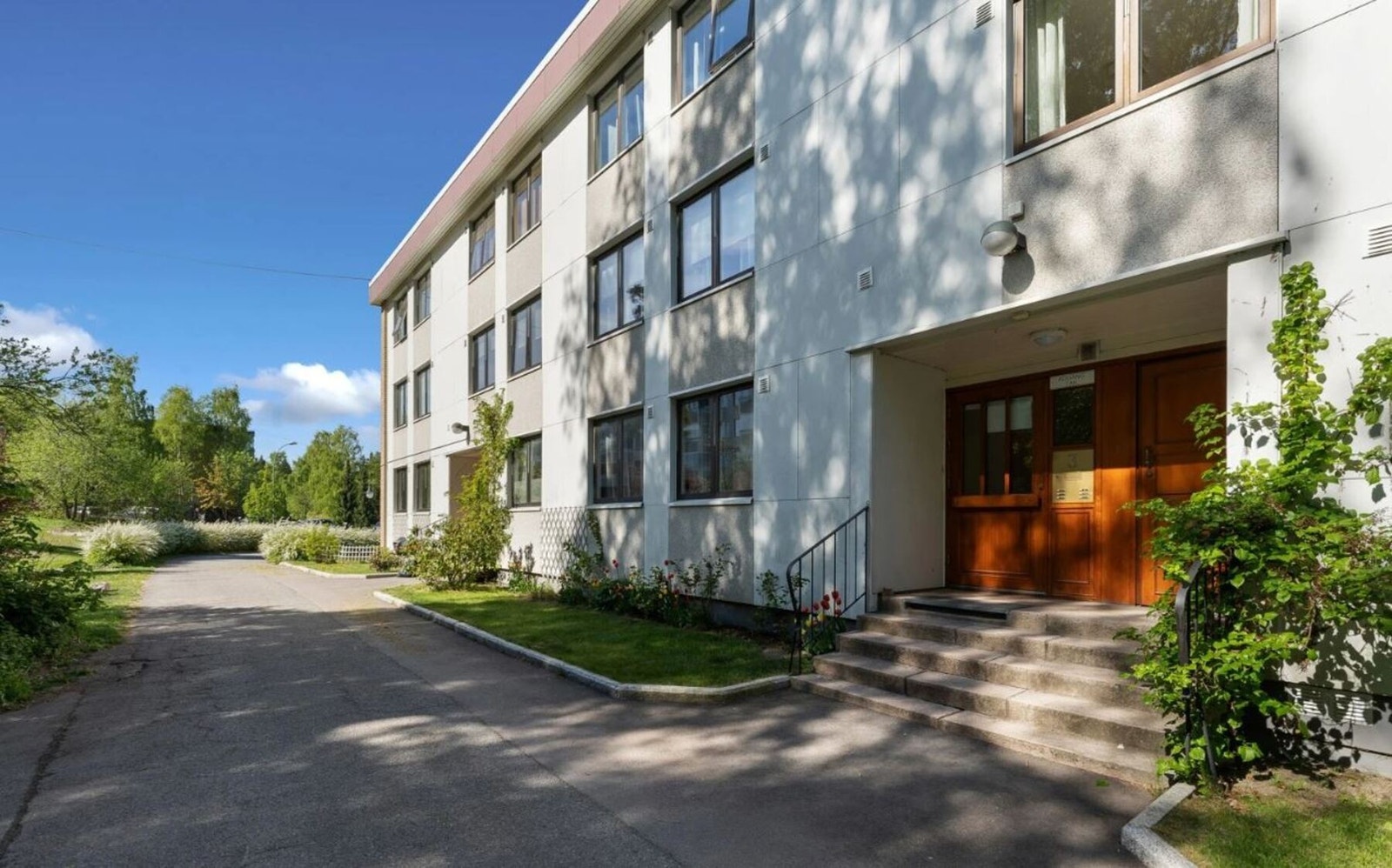 Borettslagets bygninger omkranses av hyggelige uteområder som hvor frodige blomsterbed og prydbusker ønsker deg velkommen hjem om sommeren Galleribilde