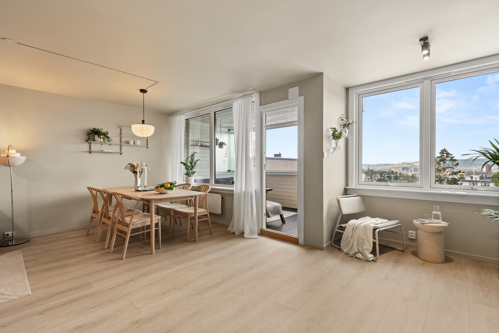 Her kan du samle venner og familie til små og store anledninger eller trygt trekke deg tilbake og nyte en fri og privat atmosfære uten innsyn. Galleribilde