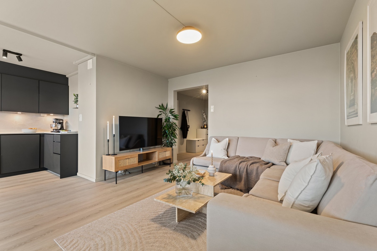 Alt er innredet i avstemte farger som gir en stemning av harmoni og ro. Det er pipeløp i stuen med mulighet for peisovn. Galleribilde