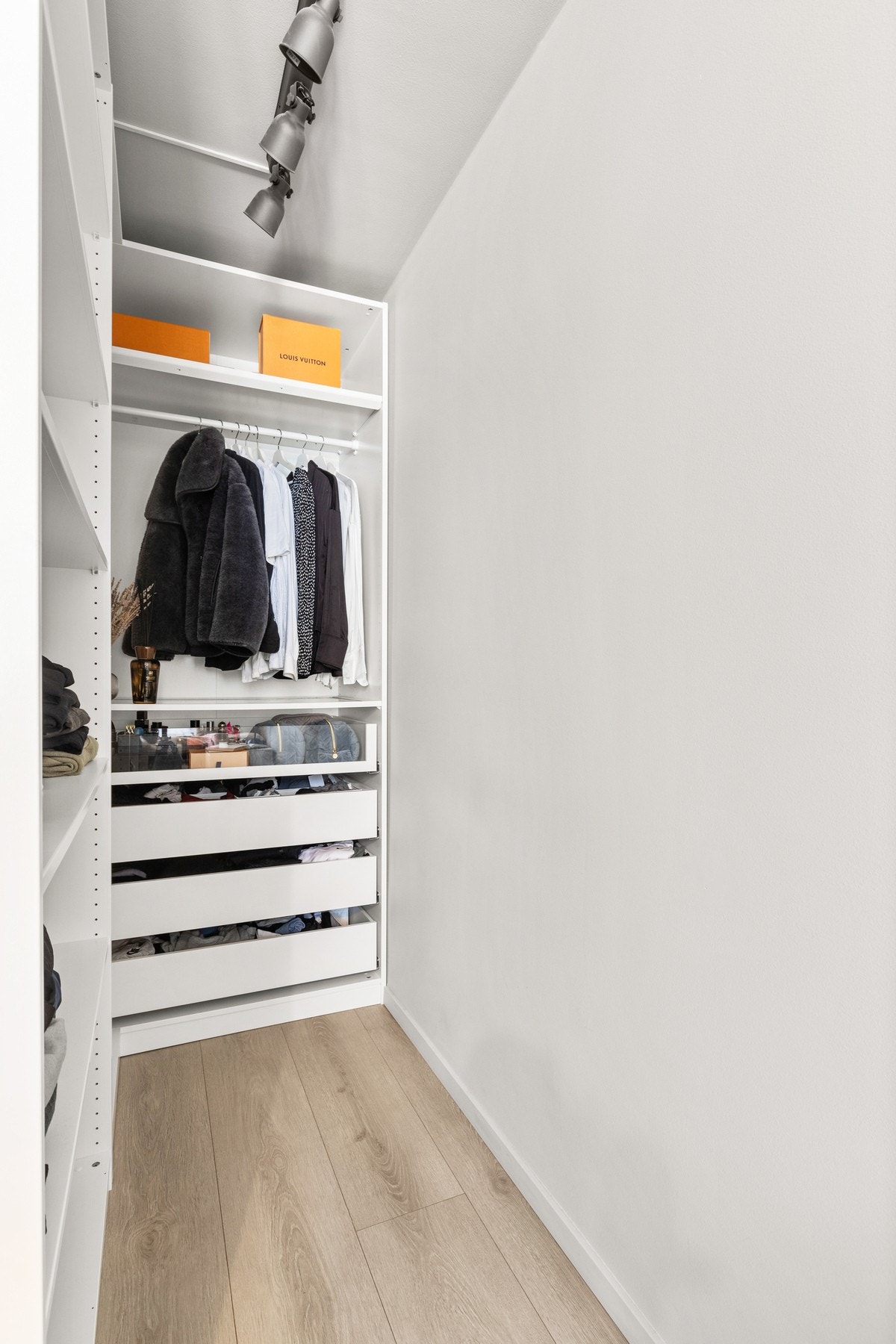 Dagens hovedsoverom er utvidet ved at opprinnelig bod er innlemmet i rommet og benyttes i dag til garderobe. Nye skap fra 2022. Galleribilde