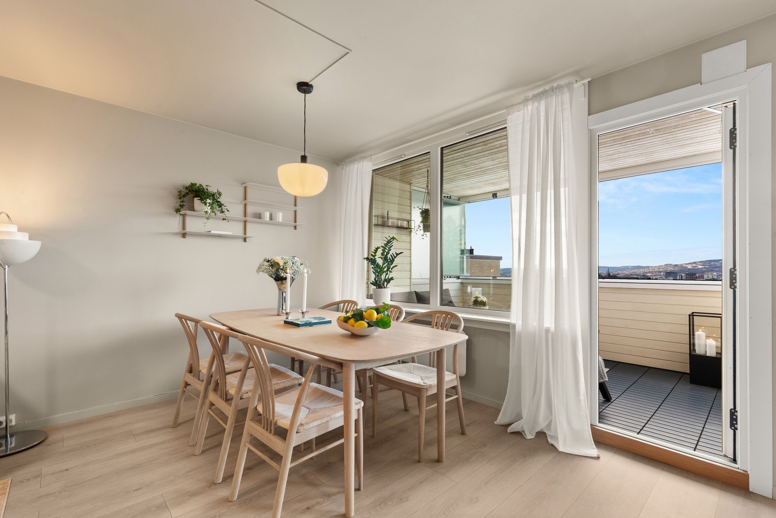 Fra stuen har du også utgang til solrik, innglasset balkong, som gir en herlig forlengelse av stuen sommerstid Galleribilde