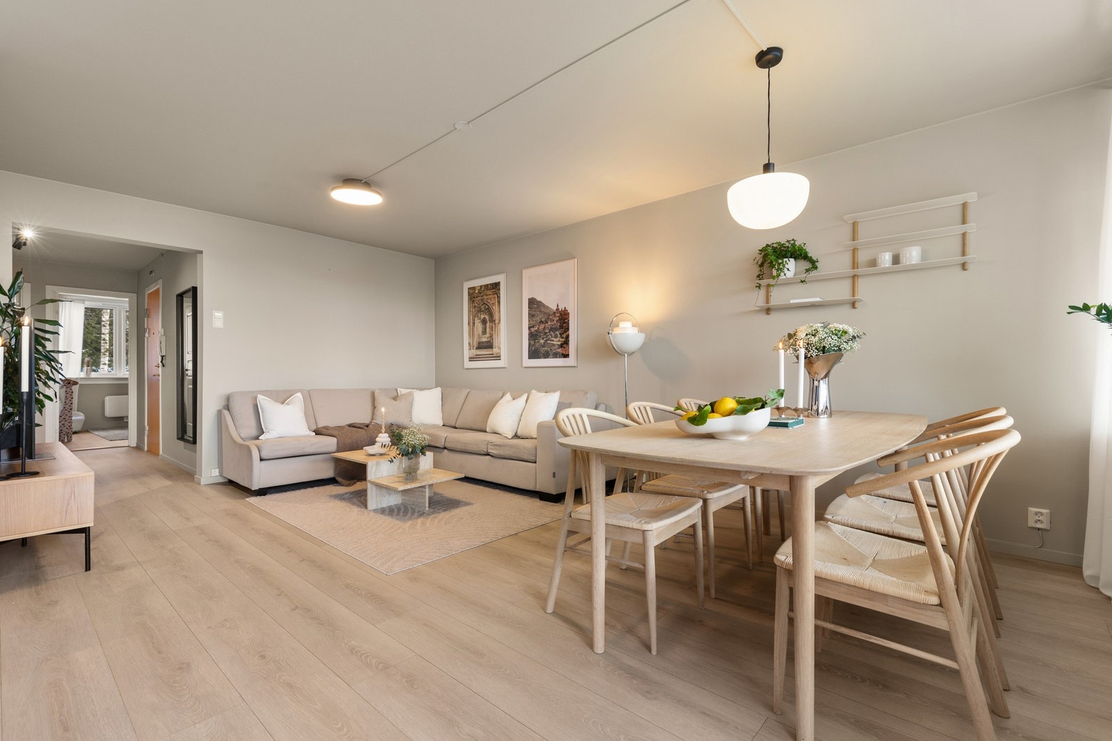 Stuen er av god størrelse med plass til både sofagruppe, spisebord og annet møblement, alt ettersom hvordan du vil innrede Galleribilde