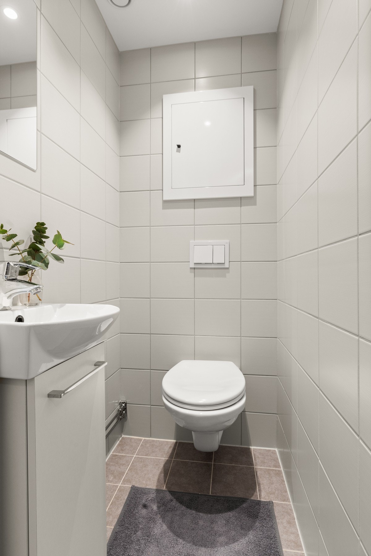 Separat wc ligger i tilknytning til badet og er pusset opp i samme utførelse. Galleribilde
