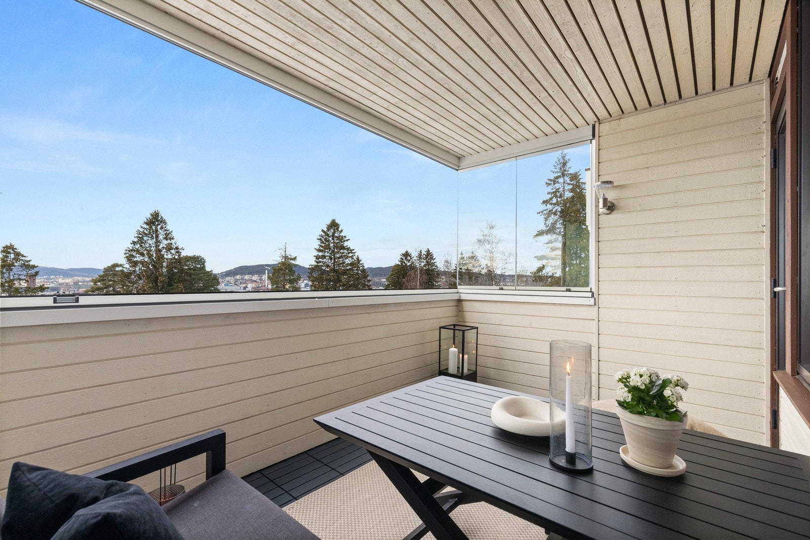 Balkongen ligger vendt mot nordvest med gode solforhold hvor du kan følge solen fra ettermiddagen til sen kveld Galleribilde