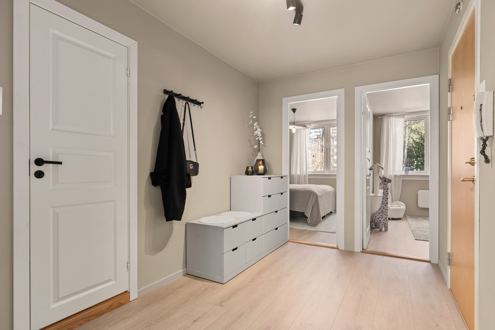 Innvendig møtes du av en lys og romslig entré, som gir en hyggelig velkomst inn i boligen Galleribilde