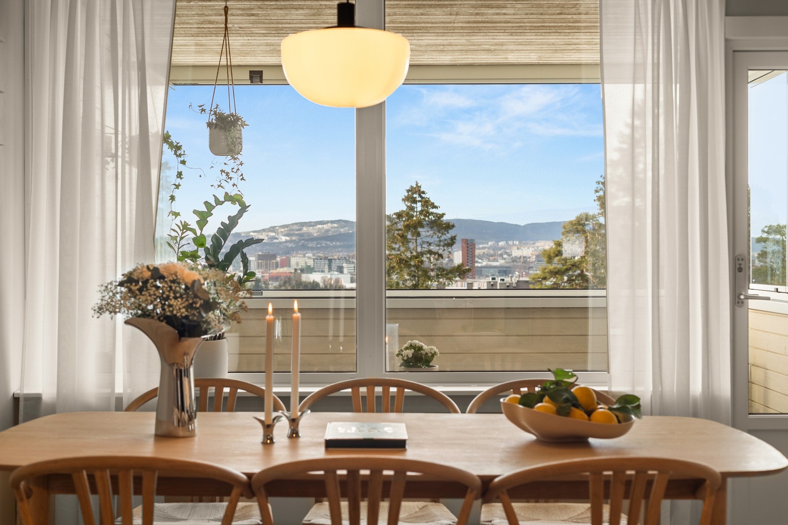 Her bor du tilbaketrukket, omgitt av naturskjønne omgivelser og med fantastisk utsikt over Groruddalen og Holmenkollen. Samtidig har du kort vei til alle nødvendige fasiliteter for hverdagen. Galleribilde