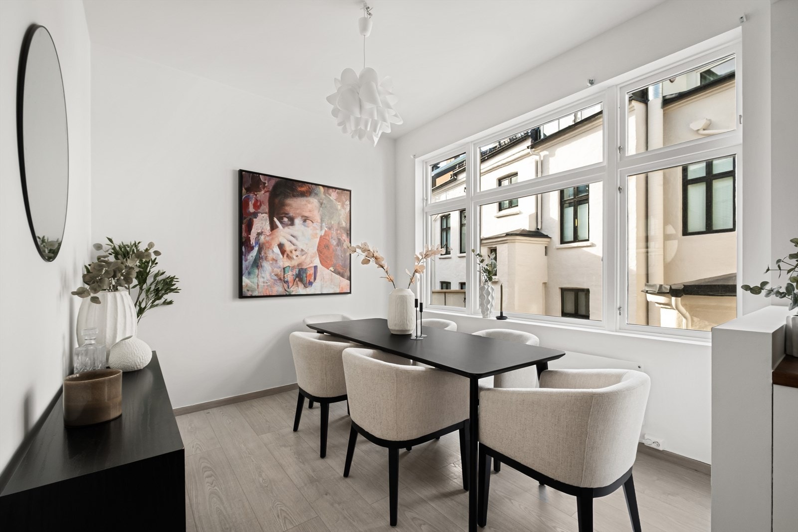 Lyst og trivelig med store vindusflater. Galleribilde