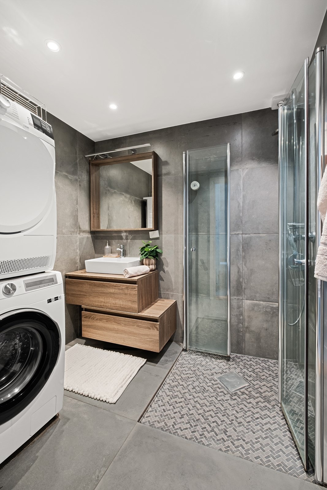 Bad 1 fra 2018 med servant, dusjnisje og opplegg for vaskemaskin. Galleribilde