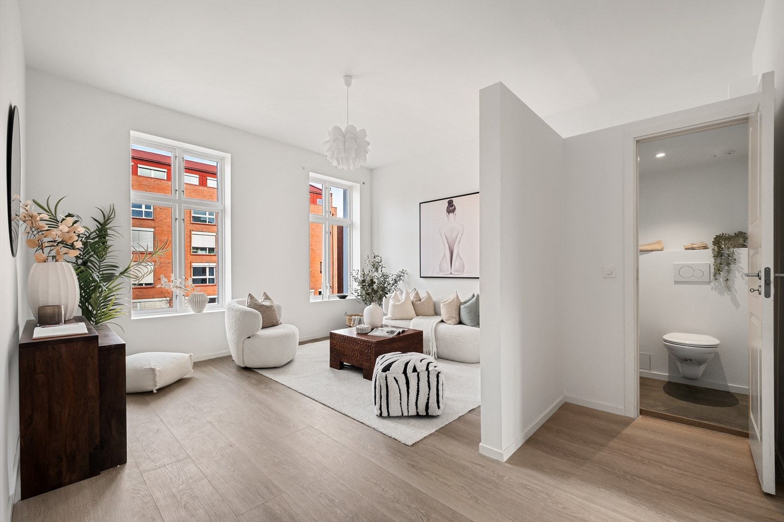 Innholdsrik leilighet med 5 soverom, eget kontor og 2 stuer. Galleribilde