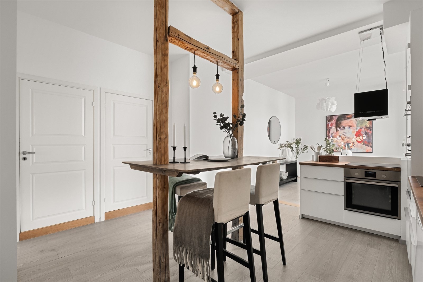 Godt med skap- og benkeplass på kjøkken. Galleribilde