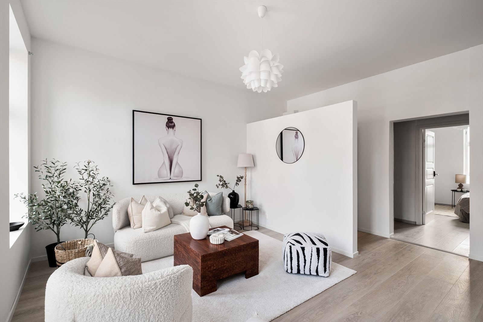 Leiligheten har vært omfattende pusset opp siden 2018, senest med endret planløsning, sparkling og maling i 2025. Galleribilde