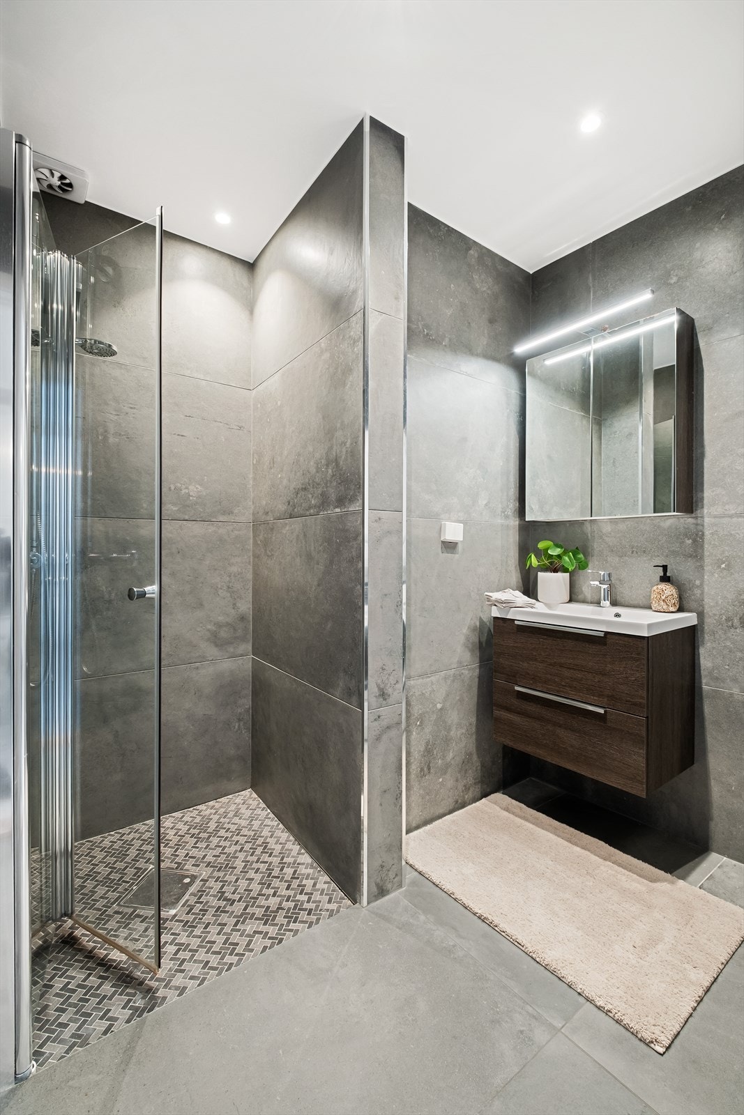 Bad 2 med flislagte gulv og vegger samt egen dusjnisje og opplegg for vaskemaskin. Galleribilde