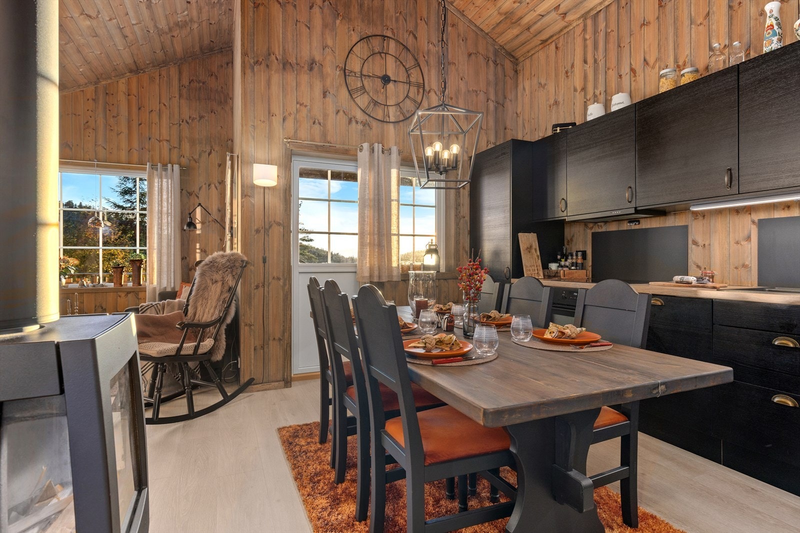 Stue og kjøkken er i praktisk åpen løsning Galleribilde