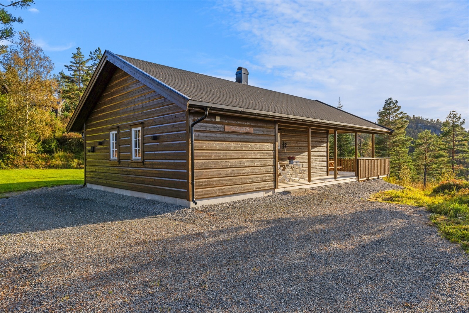 Gruslagt tun med gode parkeringsmuligheter Galleribilde