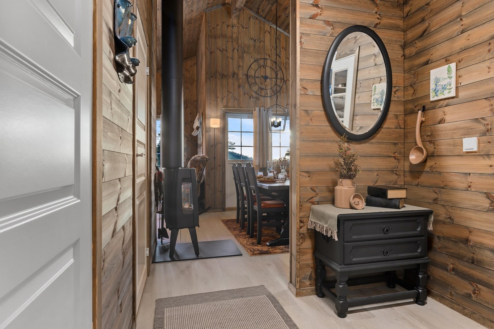 Kjøkkenet har god takhøyde som gir god romfølelse til rommet Galleribilde