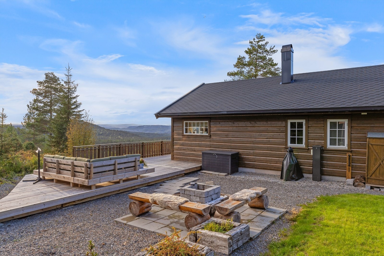 Hyggelig uteområde med god plass til flere sittegrupper Galleribilde