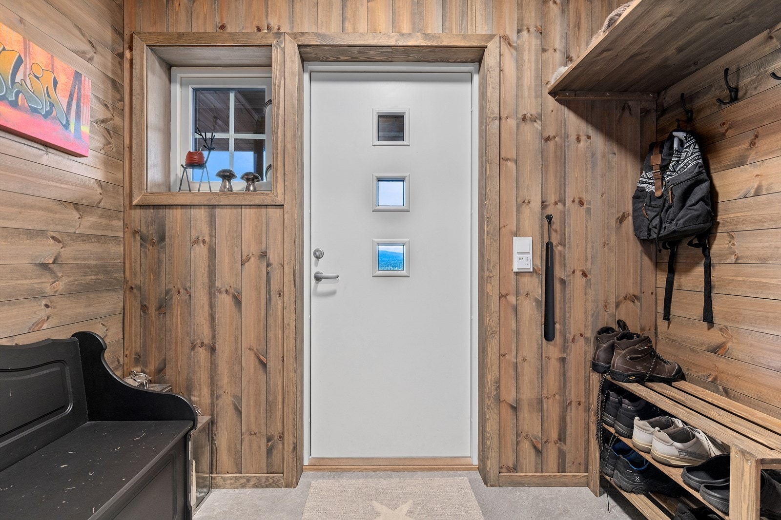 Vindfang med plass til å henge fra seg yttertøy Galleribilde