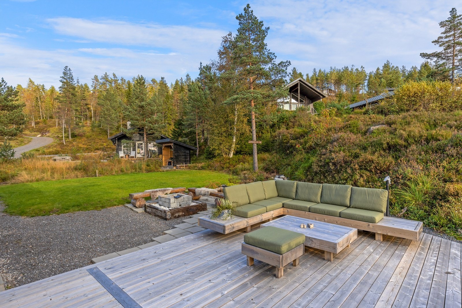 Terrasse på baksiden av hytta med sittegruppe Galleribilde