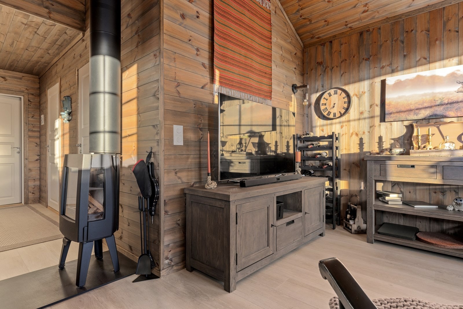 Det er peisovn i stue som gir lun og god varme på vinterstid Galleribilde