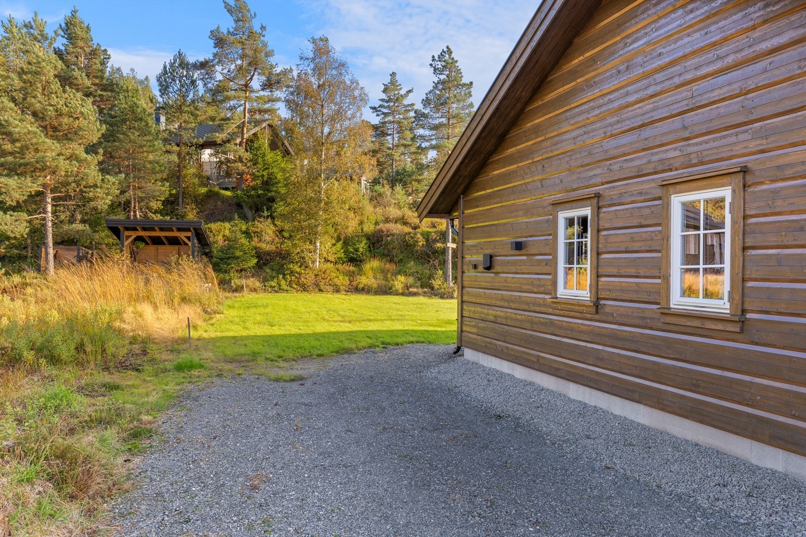 Det er montert el-bil lader på hytteveggen Galleribilde