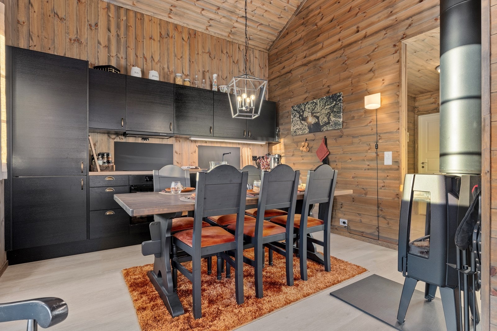 Kjøkkenet har mørke fronter og godt med skapplass Galleribilde