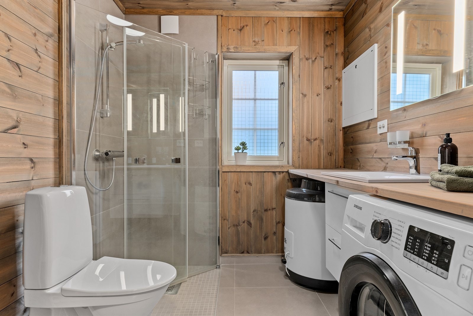 Bad med flislagt gulv og varmekabler Galleribilde