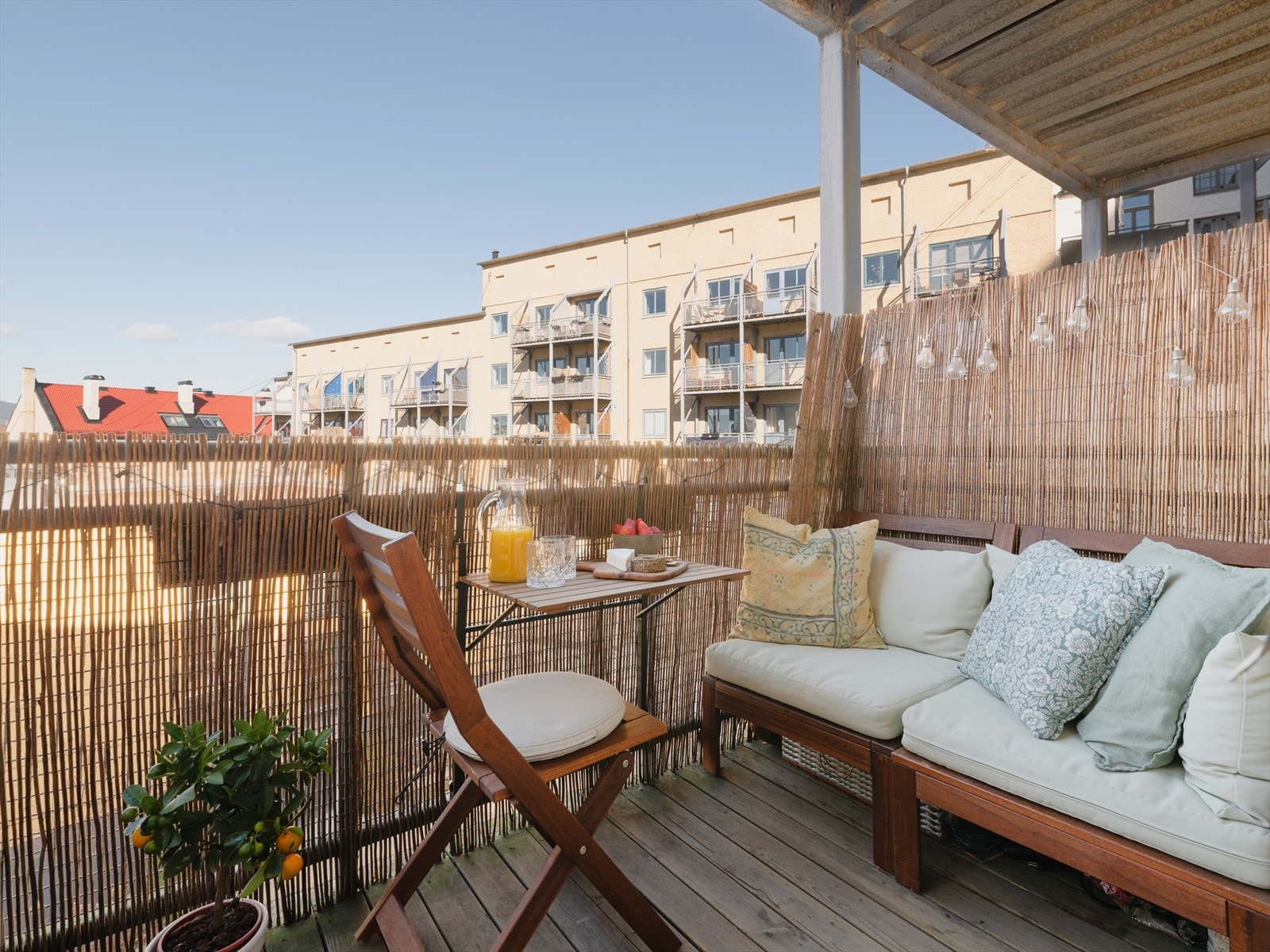 I sommerhalvåret forlenges boligen av en koselig balkong. Galleribilde