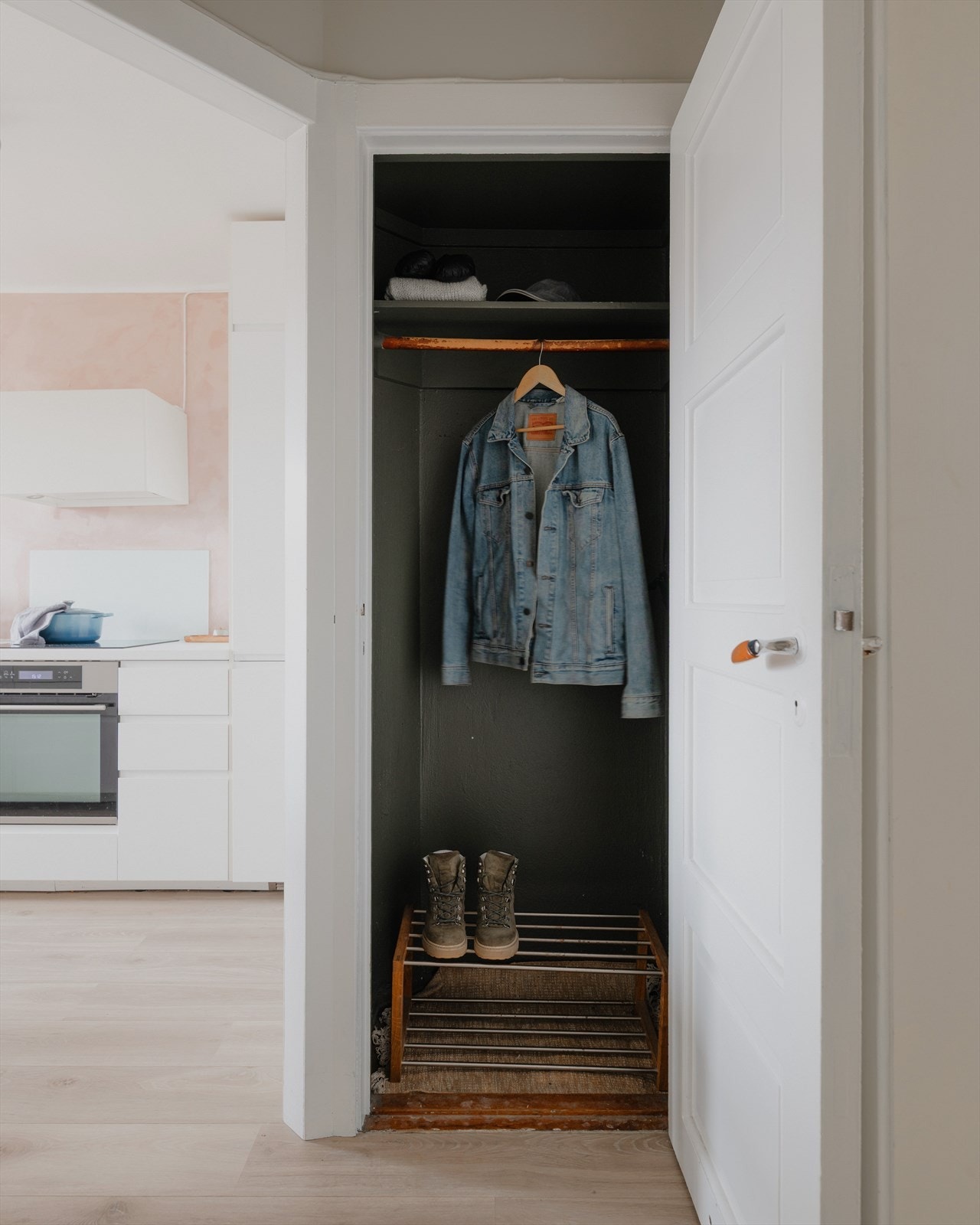 Her finner du egen garderobe med oppbevaringsmuligheter for yttertøy og sko. Leiligheten disponerer også en kjellerbod på ca. 5 m2. Galleribilde