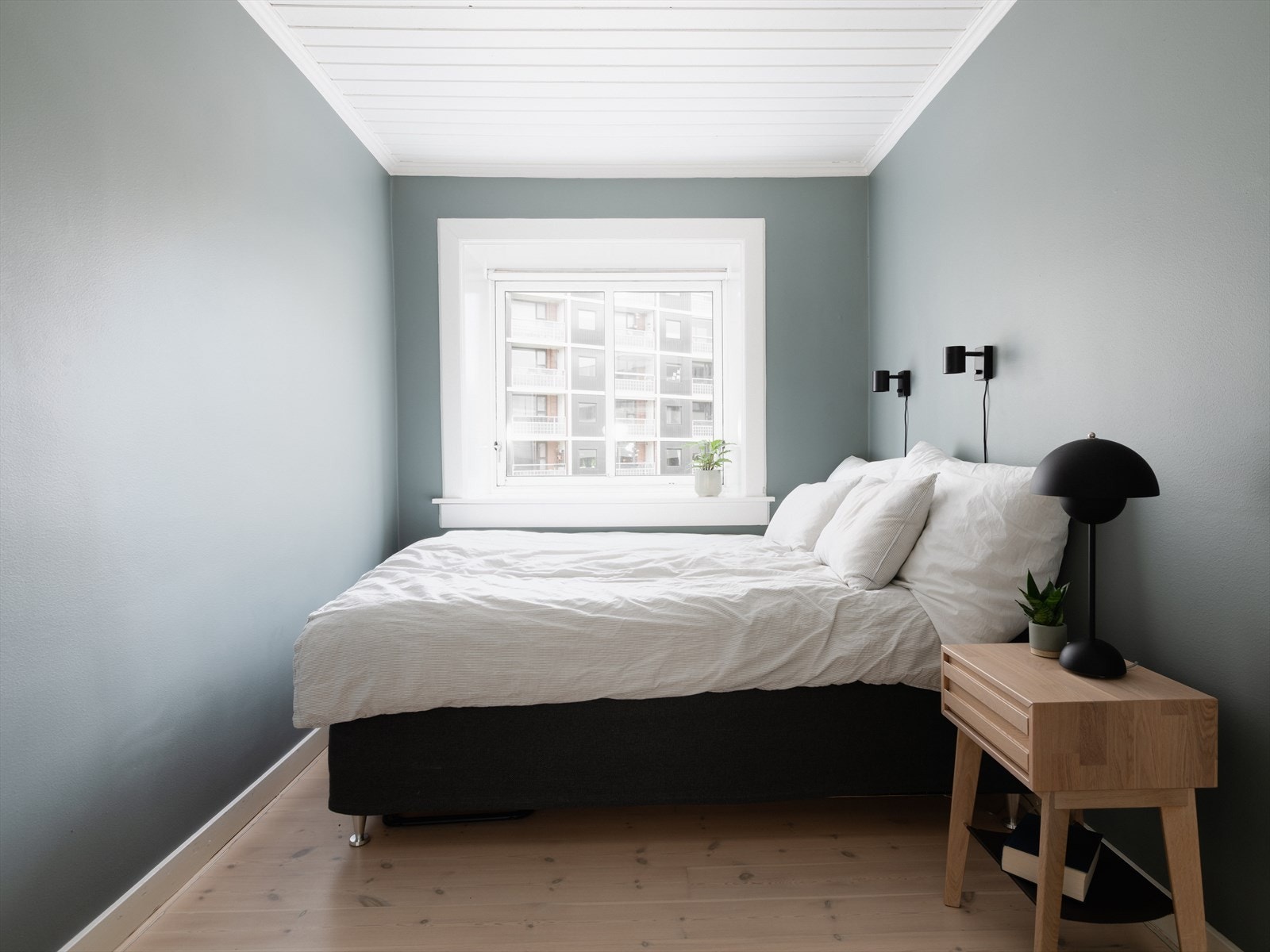 Et stort og innbydende soverom med god plass til dobbeltseng og nattbord på begge sider. Galleribilde