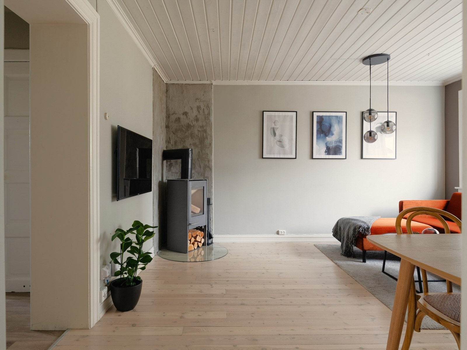 Veggflater i en dus og moderne fargepalett og flotte tregulv. Tregulvene er slipt og lakkert i 2020, både i stue og soverom. Galleribilde