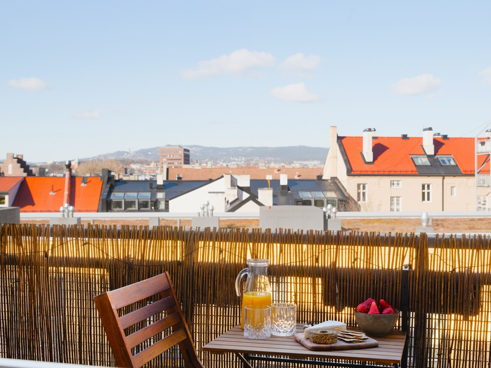 Beliggende høyt og fritt med balkong mot indre gård, med utsikt mot Holmenkollen over hustakene. Galleribilde