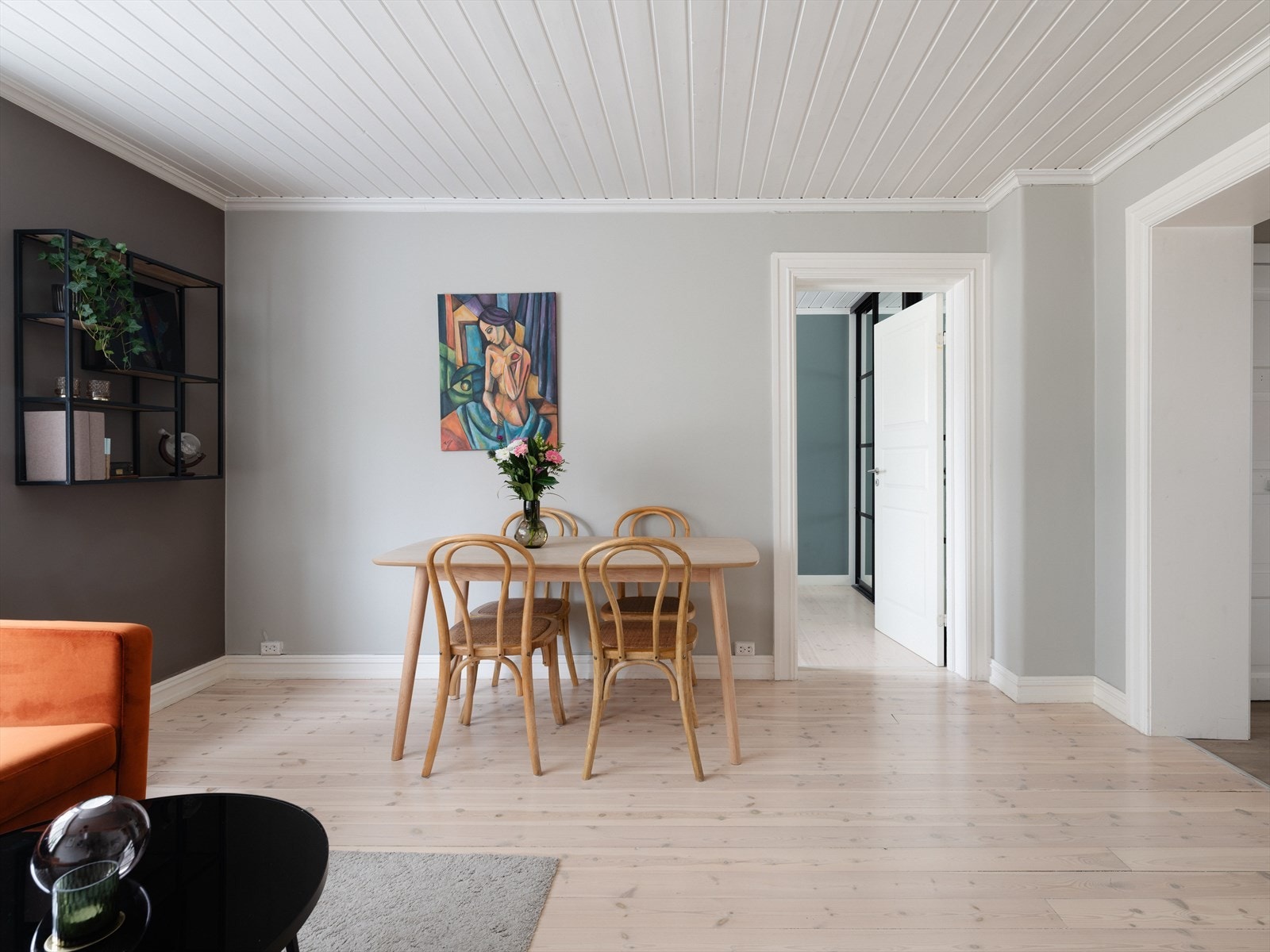 Planløsningen er velutnyttet og god med en romslig stue og separat kjøkken. Galleribilde