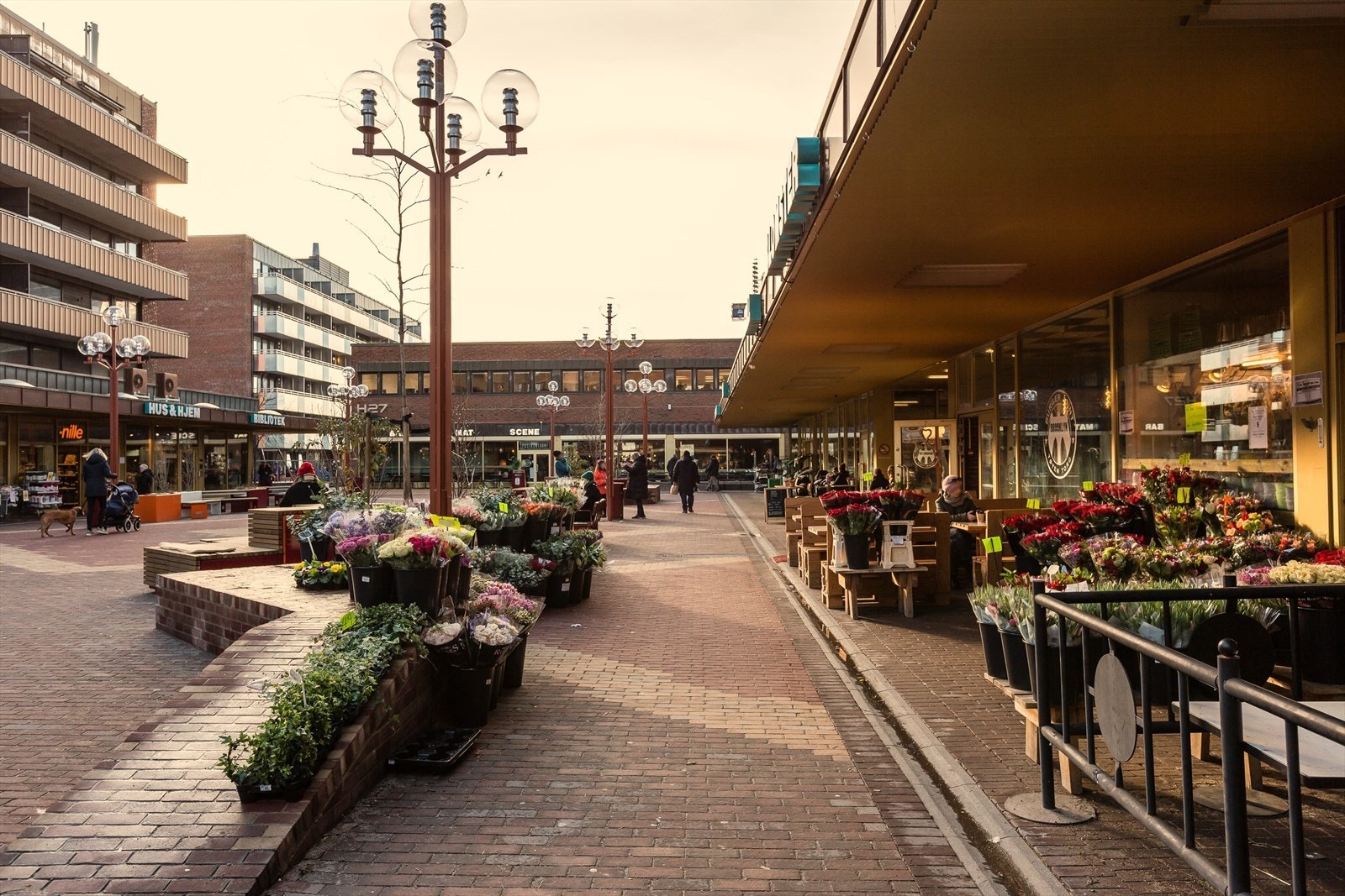 Tøyen Torg - her finner du t-banen med alle linjer, samt flere spennende serveringssteder som for eksempel Postkontoret og Skatten. Galleribilde