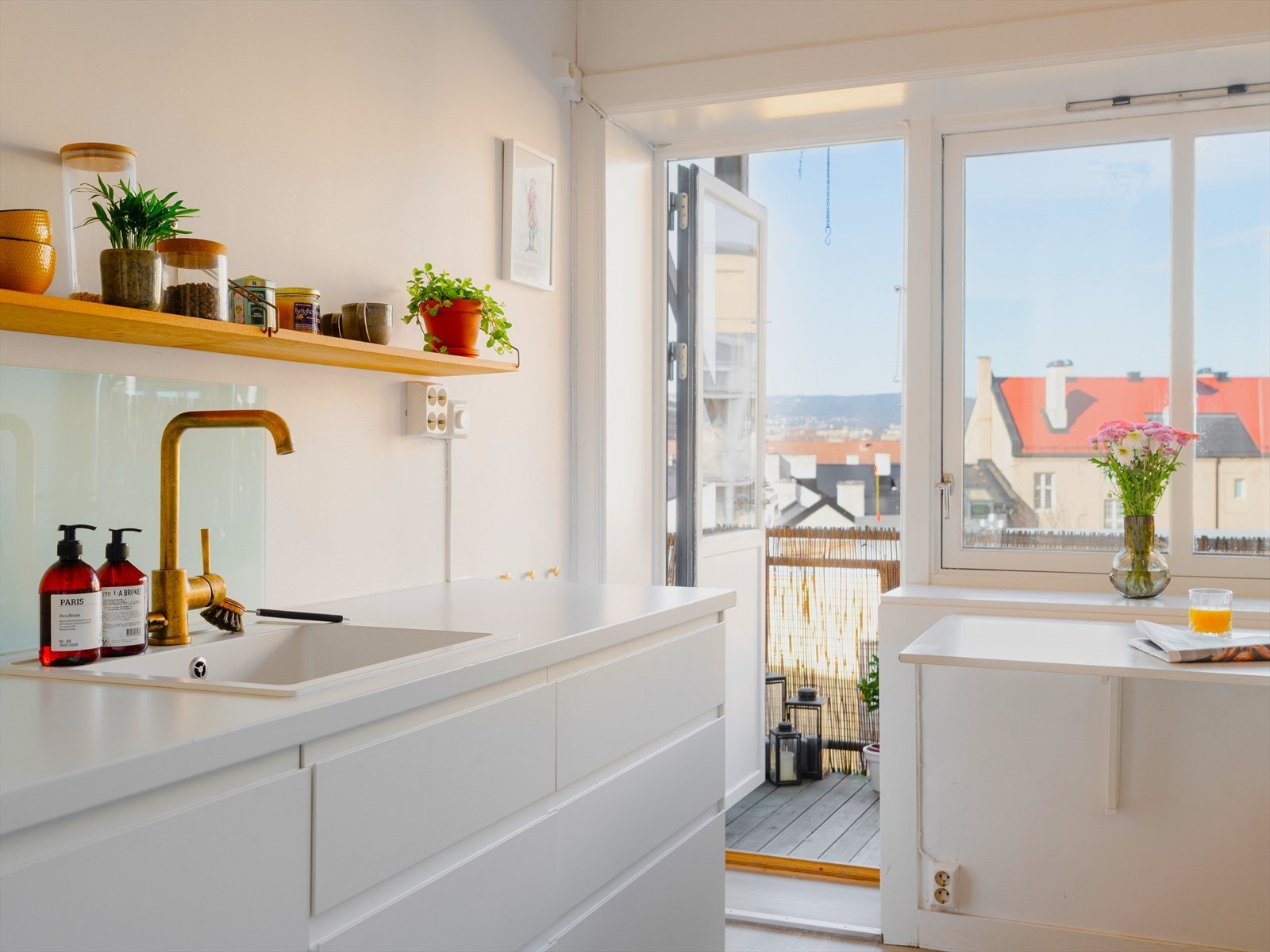 Boligen ligger i 2.etg, med få trapper opp fra bakkeplan - samtidig sørger skrånet tomt for at beliggenheten oppleves luftig med god utsikt og mye lys. Galleribilde