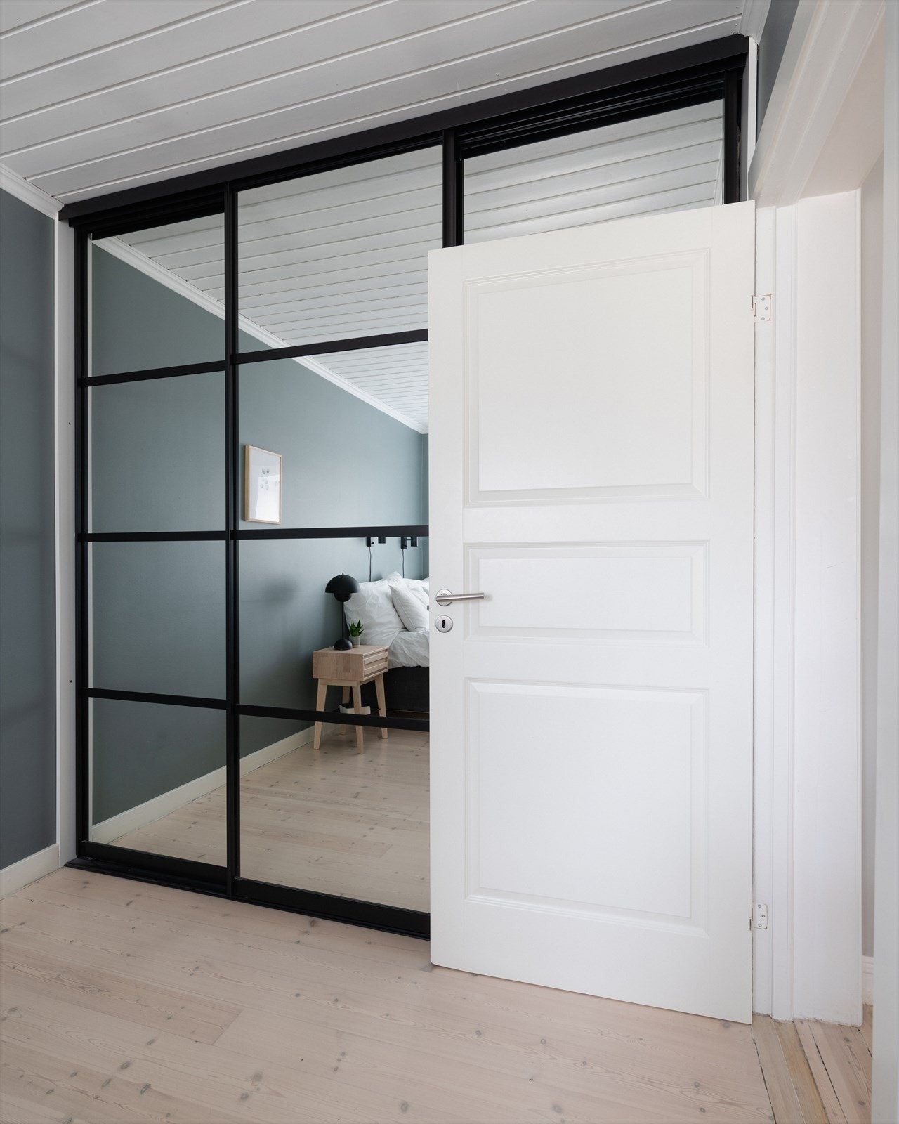 Klesoppbevaring i en lekker, spesialtilpasset skyvedørsgarderobe. Galleribilde