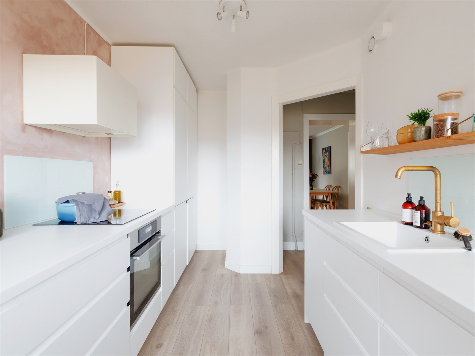 Kjøkkenet har godt med både skap- og benkeplass, og med integrert komfyr, oppvaskmaskin og kjøl/frys i innredningen. Galleribilde